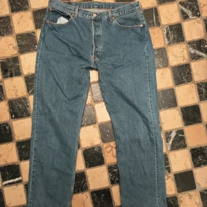 Levi's 501 - Säljer dessa då de tyvärr inte passar som jag tänkt mig. Köpta second hand. Väldigt blåa... Var inte rädd att fråga efter fler bilder eller nått sånt