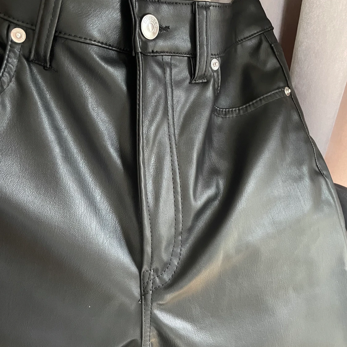 H&M läderimitation Byxa