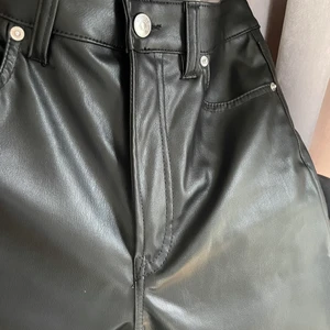 H&M läderimitation Byxa - Jeansmodell med hög midja normal passform stl 38 Använda en gång