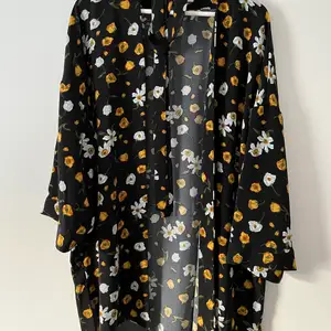 Supersöt kimono från Cubus i strl. L. Använd fåtal gånger, har ett sött skärp i midjan. 
