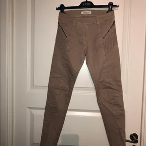 Pierre Balmain jeans strl 24 - Endast provade. Passar en strl 24 i tum