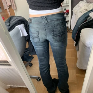 Låga grå jeans  - Supersnygga jeans från pepe jeans! Kan frakta och mötas upp👌🏻💕 är ca 167 och har strl s