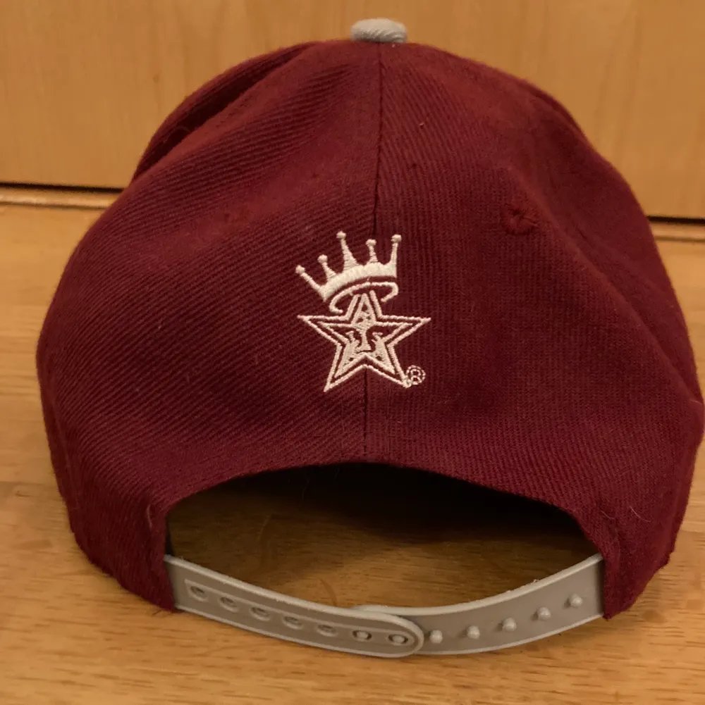 An Obey dark red and gray snap back baseball cap with the golden sticker still on. Gotten as a gift. Good condition.. Accessoarer.