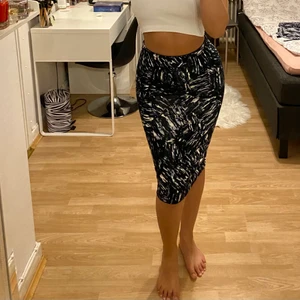 Midi kjol  - Aldrig använd, strl xs