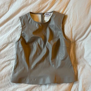 Grå lädertopp - Grå topp från weekday, läderimitation. Storlek 40, passar mindre då ingen stretch.  Frakt tillkommer✨  #weekday