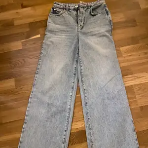 Straight wide leg jeans från Gina tricot, använda fåtal gånger, i superbra skick, ljusblå färg som är super fräsch, frakt tillkommer 💞💞