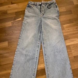 Blåa jeans  - Straight wide leg jeans från Gina tricot, använda fåtal gånger, i superbra skick, ljusblå färg som är super fräsch, frakt tillkommer 💞💞