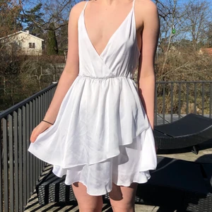 Vit klänning från Linn Ahlborg x NA-KD - Oanvänd klänning i från collab mellan Linn Ahlborg och NA-KD. Jag hade tänkt att använda den som studentklänning men tyvärr var den lite för kort för mig (jag är 174 cm). Det finns ett band på baksidan för att spänna åt i midjan.