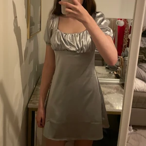 silver klänning  - metallic silvrig klänning från hm, använt fåtal gånger. Det är en liten fläck men den syns inte från långt håll 💕