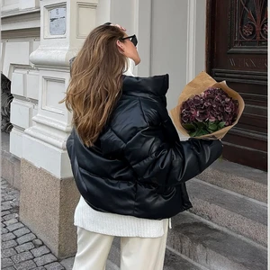 Vinterjacka - Fin knappt använd varm populär vinterjacka från zara, jackan finns inte kvar men ser ut som den på bilderna (skriv för egna bilder) köptes för 800