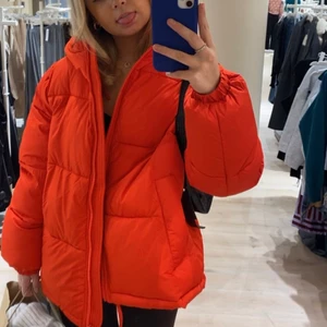 Fluffig jacka  - säljer min as fluffiga och gosiga jacka från hm, helt slutsåld! Hör gärna av dig för fler bilder:) helt ny endast använd ett fåtal gånger. Min egna bild!