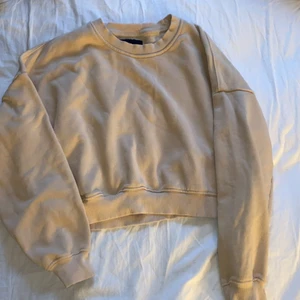 Croppad sweatshirt strl xs/s - Köpt från lager 157 för ett tag sedan men säljer för den är för liten. Den är kort i midjan och väldigt skön, beige färg. 