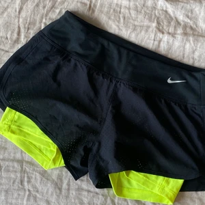 Nike träningsshorts - Storlek S, använda ett fåtal gånger. Köparen står för fraktkostnad. 