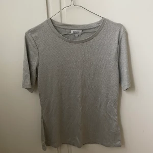 Glittrig stickad t-shirt - Glittrig tröja från weekday