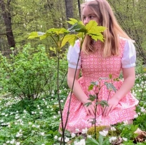 Klänning stl. 140/XS - Retro klänning, rosa med orangea och gröngula blommor. Färgerna syns bäst på första bilden. Klänningen har en dragkedja i sidan och knappar på baksidan. (Andra knappen finns men jag kunde inte knäppa den själv xD.) OBS! Blusen ingår inte! Jag på bilderna är 150cm lång och bär vanligtvis stl.XS