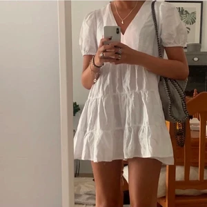 Zara klänning - Säljer min fina helt slutsålda ljusblå zara klänning då jag tycker att den är för lång för mej då jag är väldigt kort, köpt i somras men endast använd två gånger. Nypris: 360kr☺️