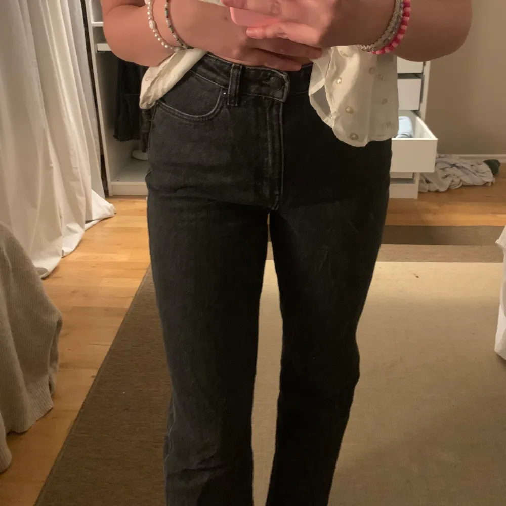 Supersnygga jeans i en stentvättad svart från weekday med slits! Sitter jättefint men är tyvär för korta på mig som är 174:( . Jeans & Byxor.