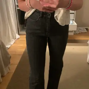 Supersnygga jeans i en stentvättad svart från weekday med slits! Sitter jättefint men är tyvär för korta på mig som är 174:( 