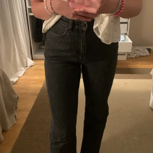Jeans med slits  - Supersnygga jeans i en stentvättad svart från weekday med slits! Sitter jättefint men är tyvär för korta på mig som är 174:( 