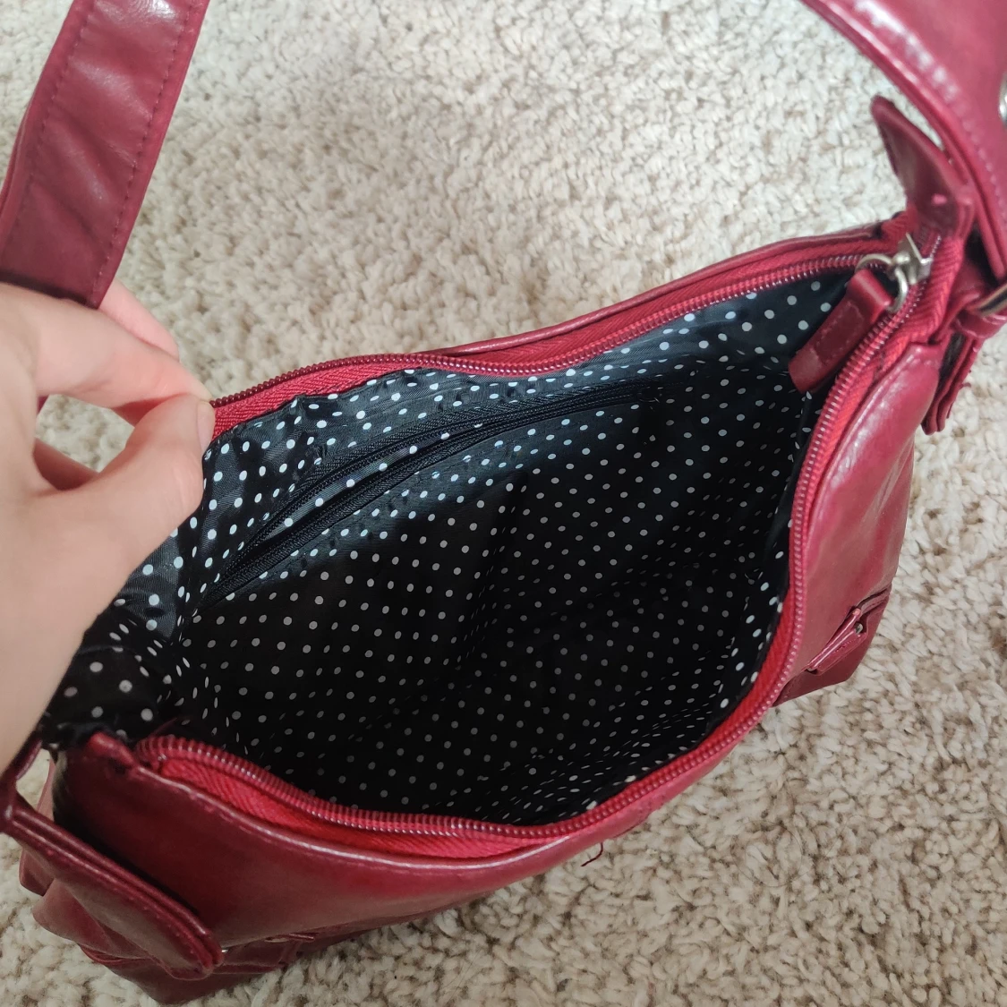 Handväska i fejkskinn med silverdetaljer - 91