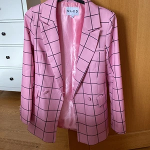 Supersnygg kavaj  - Superfin kavaj som tyvärr inte kommer till användning. Lite använd och därav väldigt bra skick. Köpare står för eventuell frakt.