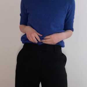 Kostymbyxor  - Säljer dessa svarta kostymbyxor ifrån weekday🥰💕köpta här på Plick✨ så fina men aldrig kommit till användning tyvär💕