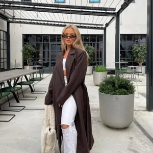 Brun kappa från bikbok  - Säljer min superfina kappa från bikbok som är i nyskick, strl XS. Nypris 900kr 