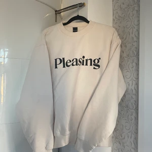 HARRY STYLES PLEASING - Fått tag i dubbla pleasing crewneck så tänkte jag lägger ut den ena! Storlek M, helt oanvänd!! Färgen Cream! Klagar inte på att ha 2 så inget behov av att snabbt bli av med den så bud helst!🤩✨(köparen står för frakt)