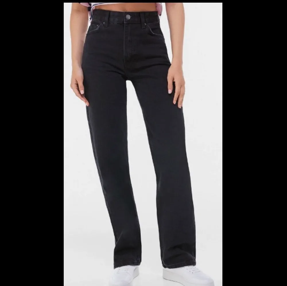 Säljer dessa svarta straight leg mid/high waisted jeans, pågrund av att dem ej kommer till användning, har använt den ett par gånger men dem är i nyskick.. Jeans & Byxor.