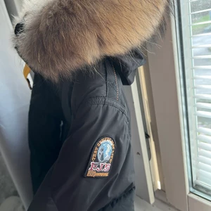 Parajumper vinter jacka  - parajumper jacka i storlek medium  Använd i bra skick  Kvitto finns på jackan ny pris 7200 mitt pris 3500 Pm för flera bilder  OBS Äkta 