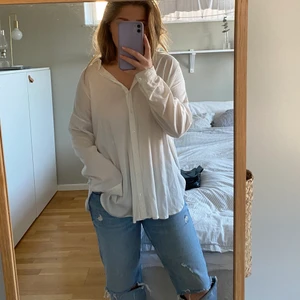 Luftig lite större skjorta - Så luftig fin vit skjorta från Vero Moda i strl Xs men passar även S. Den är lite längre i modellen.