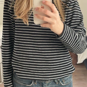 Randig tröja - Randig tröja från Wera, köpt för 400kr. Frakten ingår inte i priset🤍