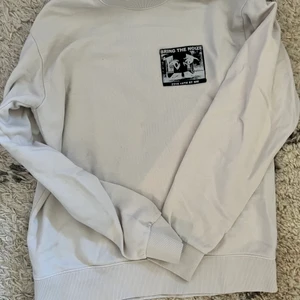 Sweatshirt brandy melville - Snygg sweatshirt från brandy melville. Knappt använd, super cool till det mesta. Tröjan är one size.