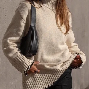 Stickad polotröja- Amalie star - Säljer denna supersnygga, slutsålda stickade tröjan i beige. Den har fina svarta stygn på ärmarna och är allmänt skitsnygg. Kommer dock inte till mycket användning. Bra skick! (Nypris 500kr)