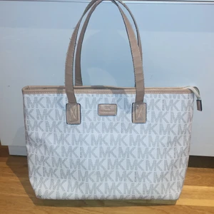 Michael Kors Väska - Jättefin mk väska som jag tyvärr inte har användning för mer:( Vet ej om den är äkta tyvärr. Jag är dock ganska säker på att den är det men inte 100% därav det låga priset. Dragkedjan funkar ej. BUDA!💓 Minst 10kr mellan varje kommentar❤️