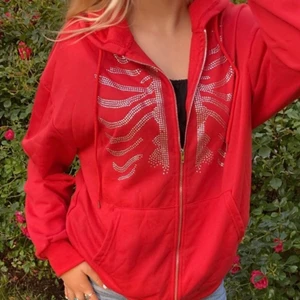 Rhinestone hoodie - Fin hoodie storlek M så oversized. (Brukar bära xs/s i tröjor. Kom privat för fler frågor :)🙌🏼 pris plus frakt 