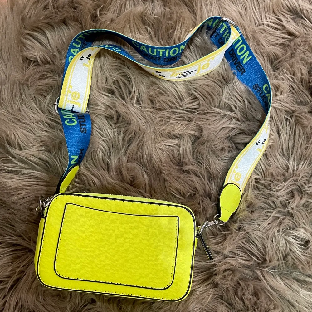 🤍Neon grön crossbody bag!🤍 Aldrig använd! Köpte för ett tag sen men har inte kommit till användning🤷🏾‍♀️ Den är i bra skick och rymlig för att va sin storlek, fråga gärna om fler bilder om det hade behövts!💚. Väskor.