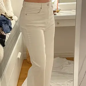Jättefina vita jeans som sitter som ett smäck! Perfekta nu till vår/sommar. Är osäker på om jag vill sälja men buda privat❤️