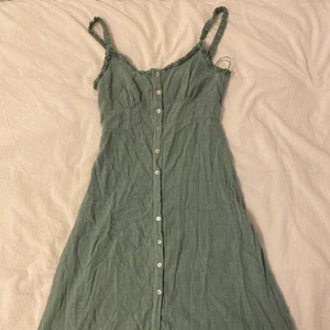 Ljuvlig klänning från Pull and Bear - Ljuvlig, gullig och lite gammeldagskänsla på denna klänning som tyvärr är för liten. Köpt second hand - aldrig använd av mig. Saknas en knapp. (115kr inkl frakt)