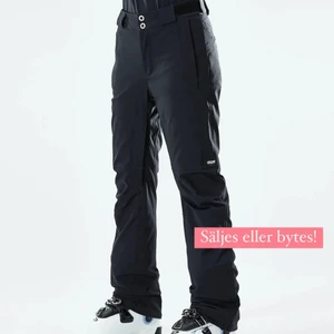 DOPE CON skidbyxor - Världens snyggaste skidbyxor säljes eller gärna bytes mot ett par exakt likadana fast i strl M (andra märken och färger är ej av intresse). Dessa är i strl S och i nyskick. Säljes för 1000kr inkl spårbar frakt. Nypris 1499kr. ❤️‍🔥