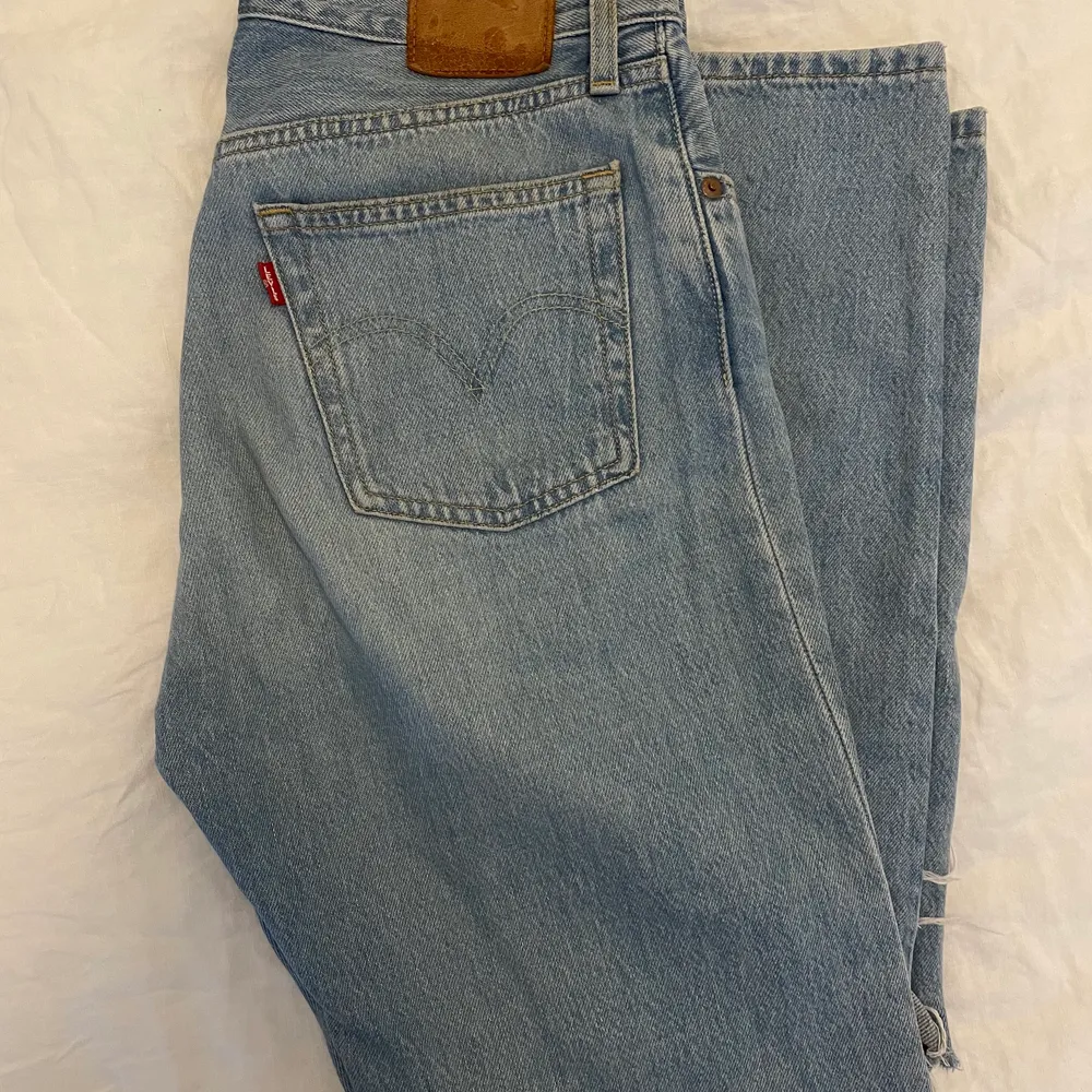 Säljer mina jeans från Levis i storleken W27 L30 då de blivit för små! I fint skick men slitningarna på knäna har varit i bättre skick! Skriv privat för fler bilder❤️‍🔥🌟. Jeans & Byxor.