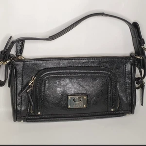 Guess handväska  - Inte använd så mycket av mig, så i fint skick.                          Fråga gärna om det är nåt ni undrar