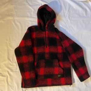 Teddyjacka - Cool jacka köpt på carlings för några år sedan sitter snyggt. Den är i teddy material därför ganska varm så passar bra på hösten eller våren. Storlek xs men passar oversized på mig med s🖤❤️