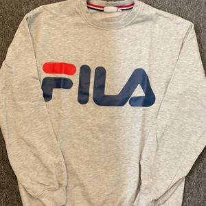 Fila tjocktröja S - Sparsamt använd, fint skick. Storlek S. Skickas mot fraktkostnad. 
