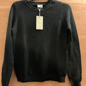 Vila tröja  - En tjockare tröja från VILA helt oanvänd med prislapp kvar! Köpt för 280kr!💗 Hör av er vid frågor eller fler bilder. 
