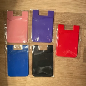 Korthållare - Säljer korthållare i olika färger med klister där bak så man kan klistra fast på mobilen tex. Finns i rött, lila, mörkblått, svart och sova. 1st för 25kr och 2st för 40kr. Frakt med frimärke kostar 12kr. 