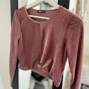 Rosa topp  - Rosa topp med knytning längst fram. 