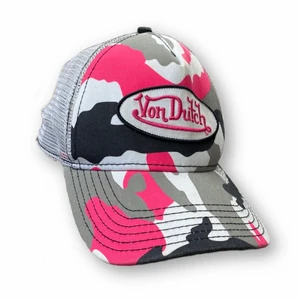 Von Dutch  - I okej skick, har en liten fläck över loggan. Syns på tredje bilden. Och på andra så syns det hur baksidan där man spänner har lossnat lite av sitt plast. 57cm! Spårbar frakt på 66kr är inräknad i priset. 