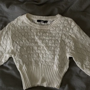 Fin topp! - Jättefin topp från Bikbok i storlek XS. (Andra bilden är lånad). Men det är samma topp i samma storlek jag har! Superfin men använder ej! Köpt för 400 säljer för 200 om många är intresserade blir de budgivning❤️skriv för mer info!