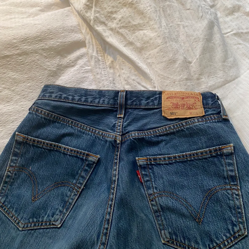 Säljer dessa Levis jeans då jag har ett par väldigt lika. Modellen är 501. Jag brukar ha storlek S och är runt 170. Skriv för fler bilder eller mått!💕 Kan frakta eller mötas i Stockholm. obs de har en liten slitning på innerbenet. . Jeans & Byxor.